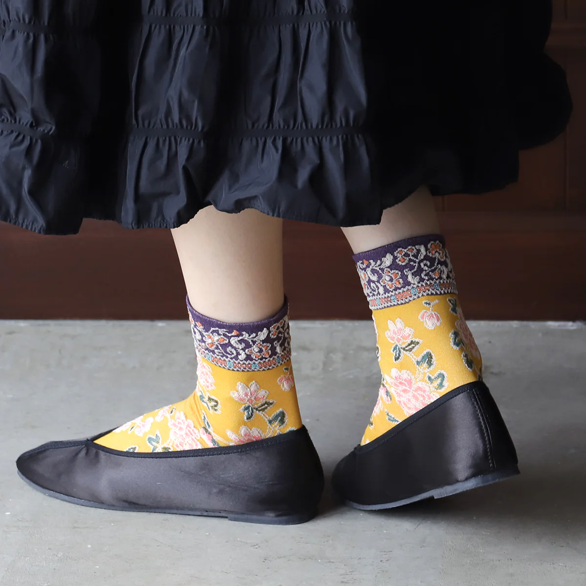 011132358 Float Oriental Flower Low Crew Socks - Image 17